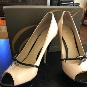 7 1/2 Enzo Angiolini Natural & Black Bow 5”